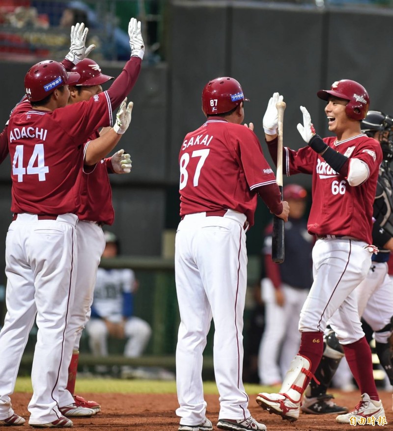 村林一輝擊出追平全壘打。（記者劉信德攝）