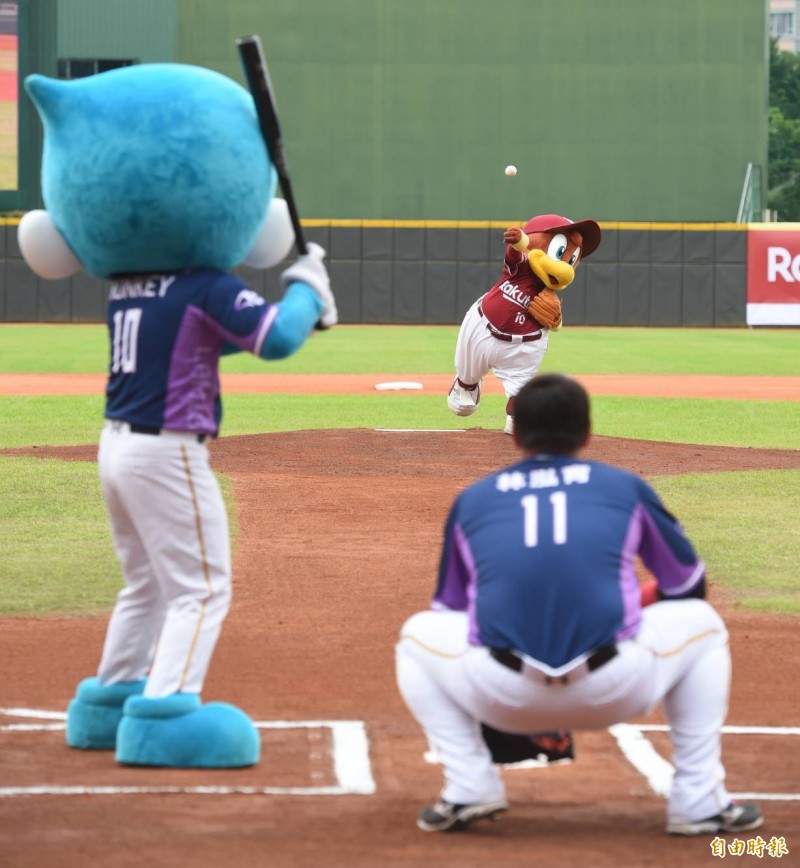 樂天吉祥物開球。（記者劉信德攝）