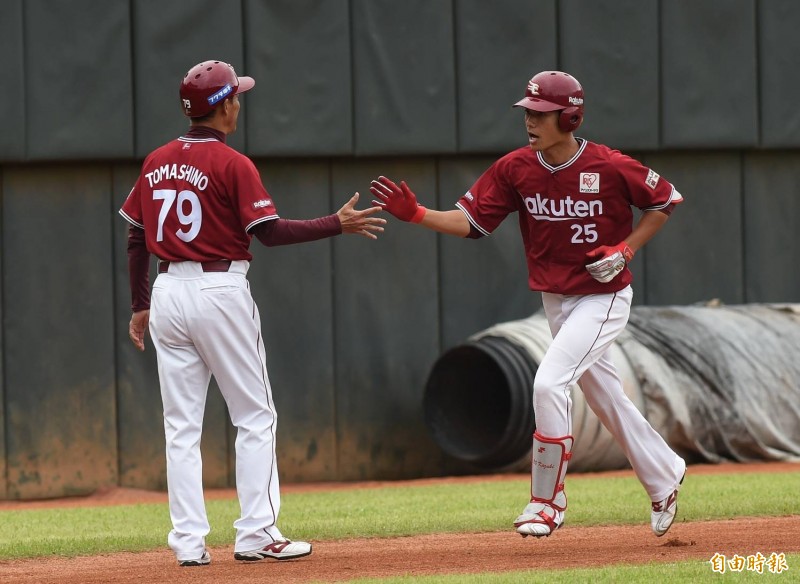 王溢正投第一球，就遭樂天田中和基擊出全壘打。（記者劉信德攝）