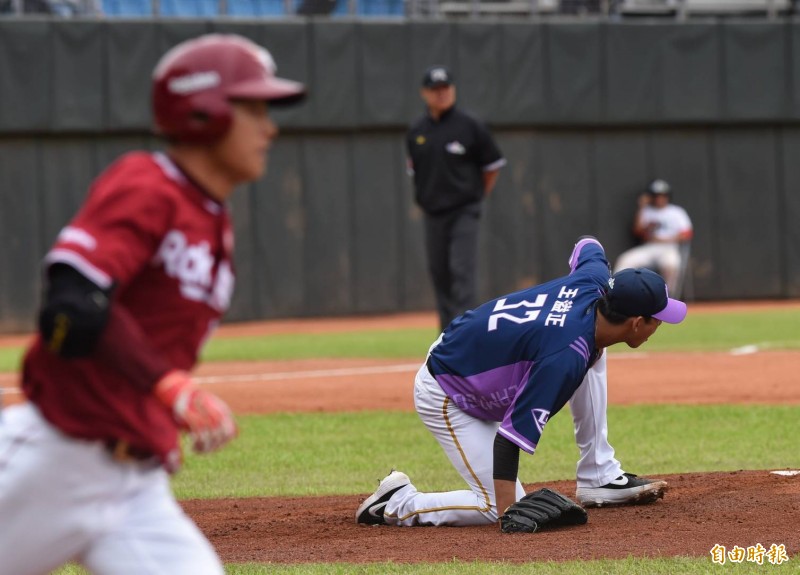 王溢正遭樂天第二棒辰己涼介強襲球擊中。（記者劉信德攝）