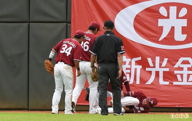 田中和基受傷。（記者劉信德攝）