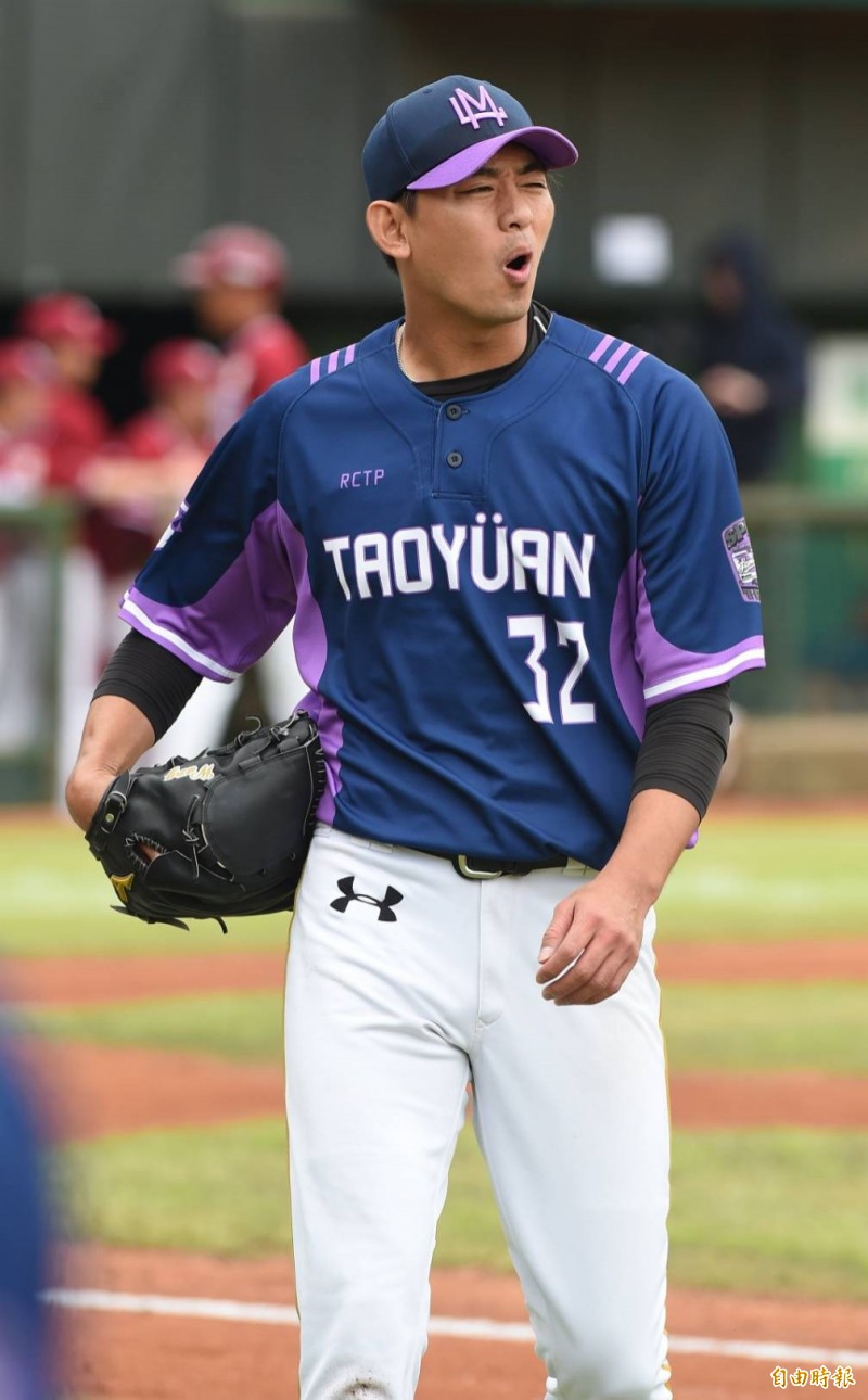 王溢正遭樂天第二棒辰己涼介強襲球擊中。（記者劉信德攝）