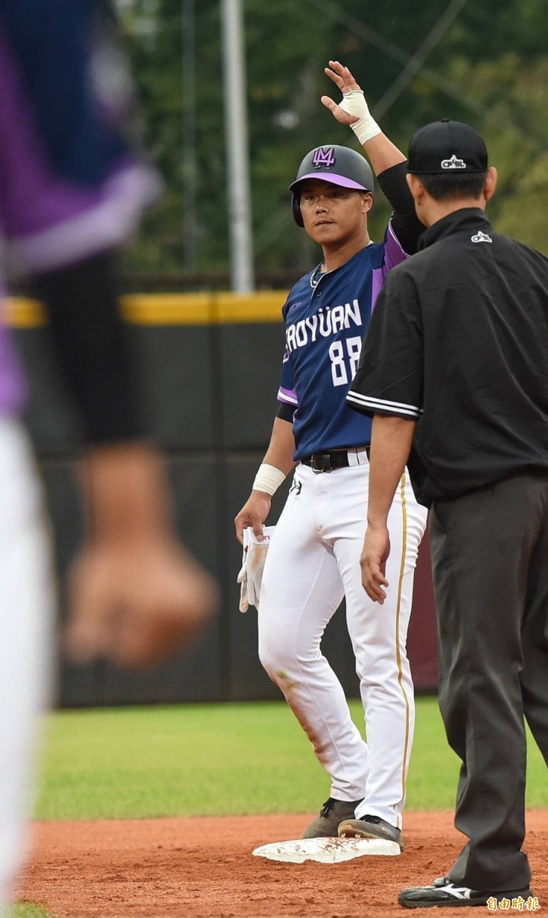 藍寅倫的二壘安打幫助球隊破蛋。（記者劉信德攝）