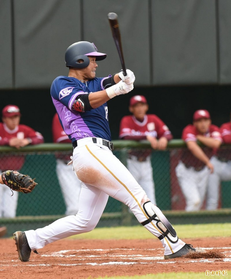 藍寅倫擊出二壘安打，拿下這場比賽LM前2分。（記者劉信德攝）