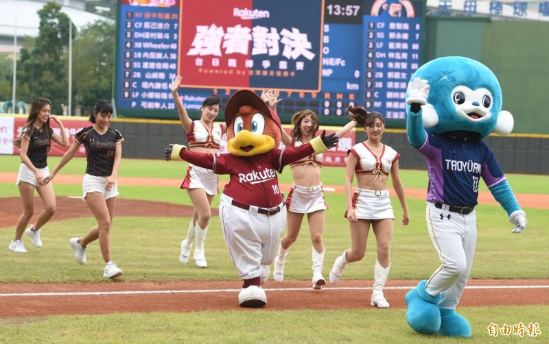 吉祥物和啦啦隊賽前表演。（記者劉信德攝）