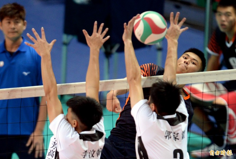 豐商張弘燁殺穿防線。（記者林正堃攝）