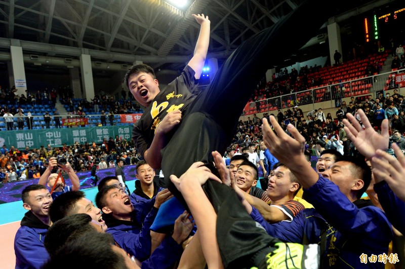 豐商衛冕成功還締造6連霸大業，賽後開心拋起教練慶祝。（記者林正堃攝）