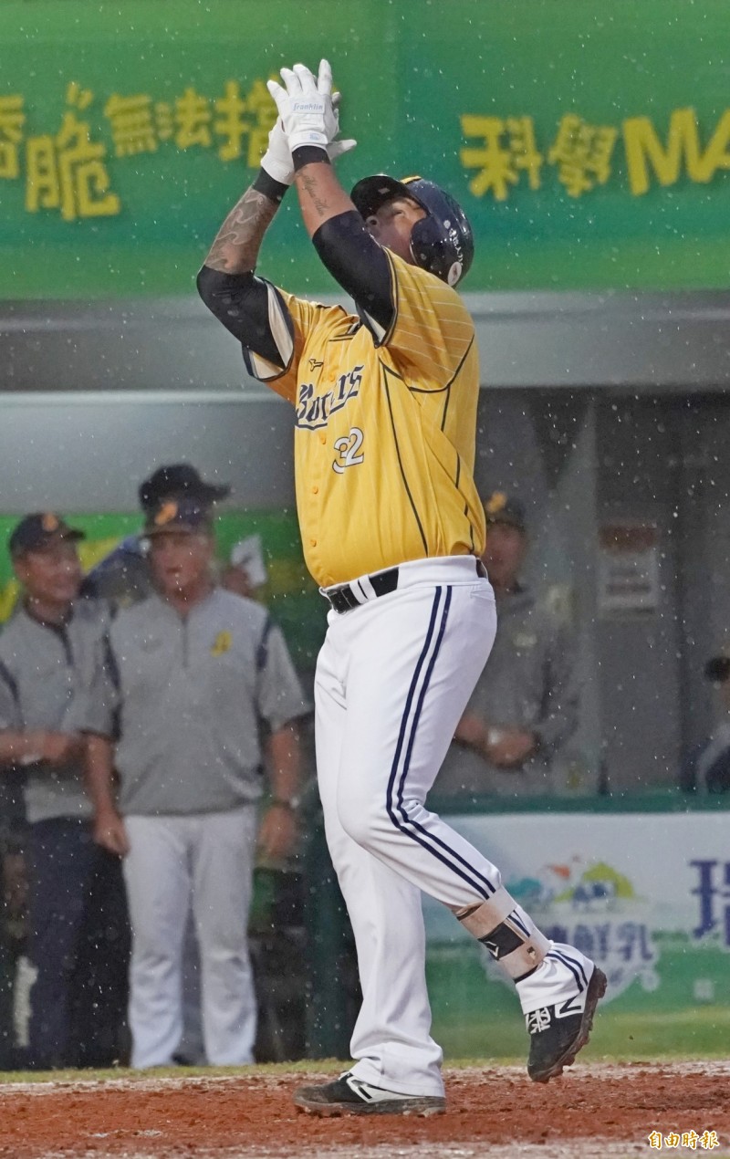 中信兄弟林智勝擊出全壘打。（記者黃志源攝）