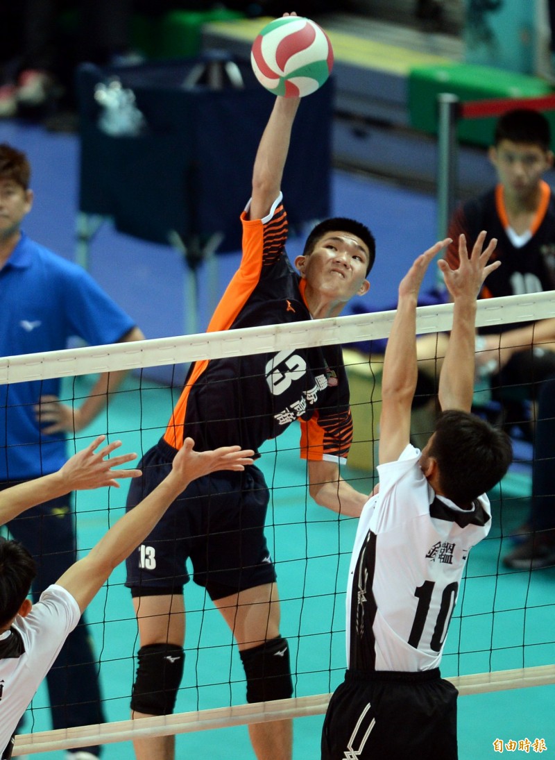 豐商黃鷹扣殺得分。（記者林正堃攝）