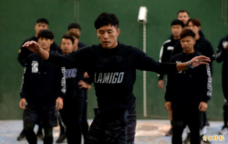 Lamigo 練球，賴智垣（中）。（記者林正堃攝）