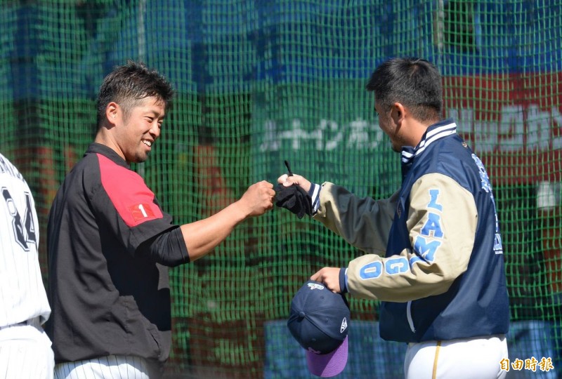 兩隊交流多年，球員間也建立感情，Lamgio 一到球場，羅德清田育宏就跑到休息區和郭嚴文打招呼。（特派記者林正堃攝）