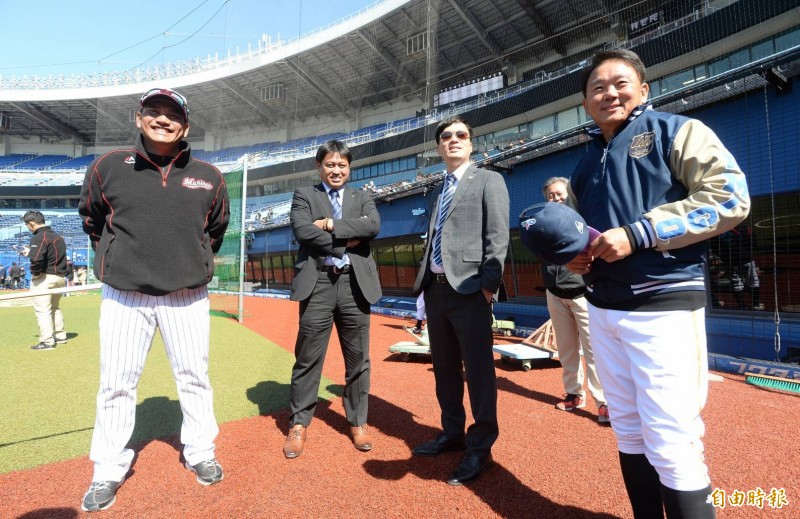 球隊一到球場，羅德監督井口資仁和劉玠廷、洪一中就話起家常。（特派記者林正堃攝）