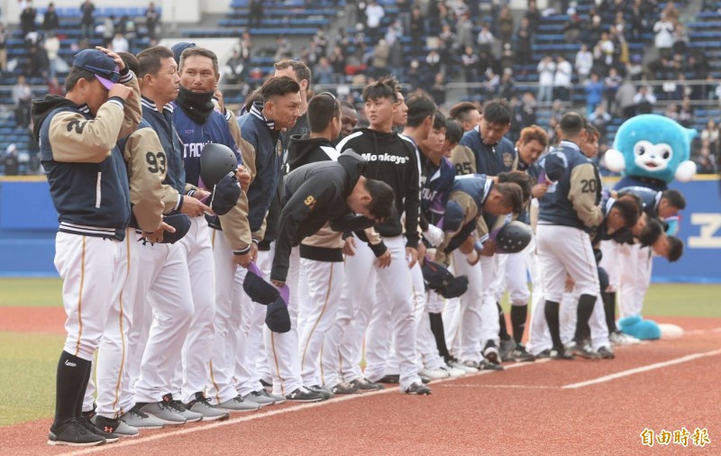 猿隊向球迷致意。（特派記者林正堃攝）