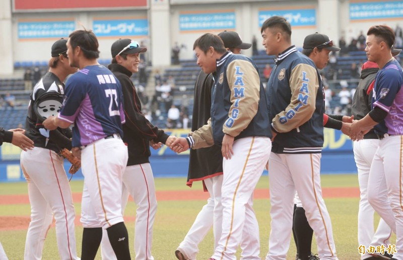 兩隊互道珍重。（特派記者林正堃攝）