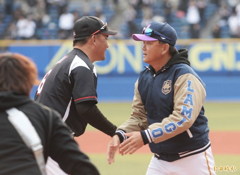 兩隊賽後致意。（特派記者林正堃攝）