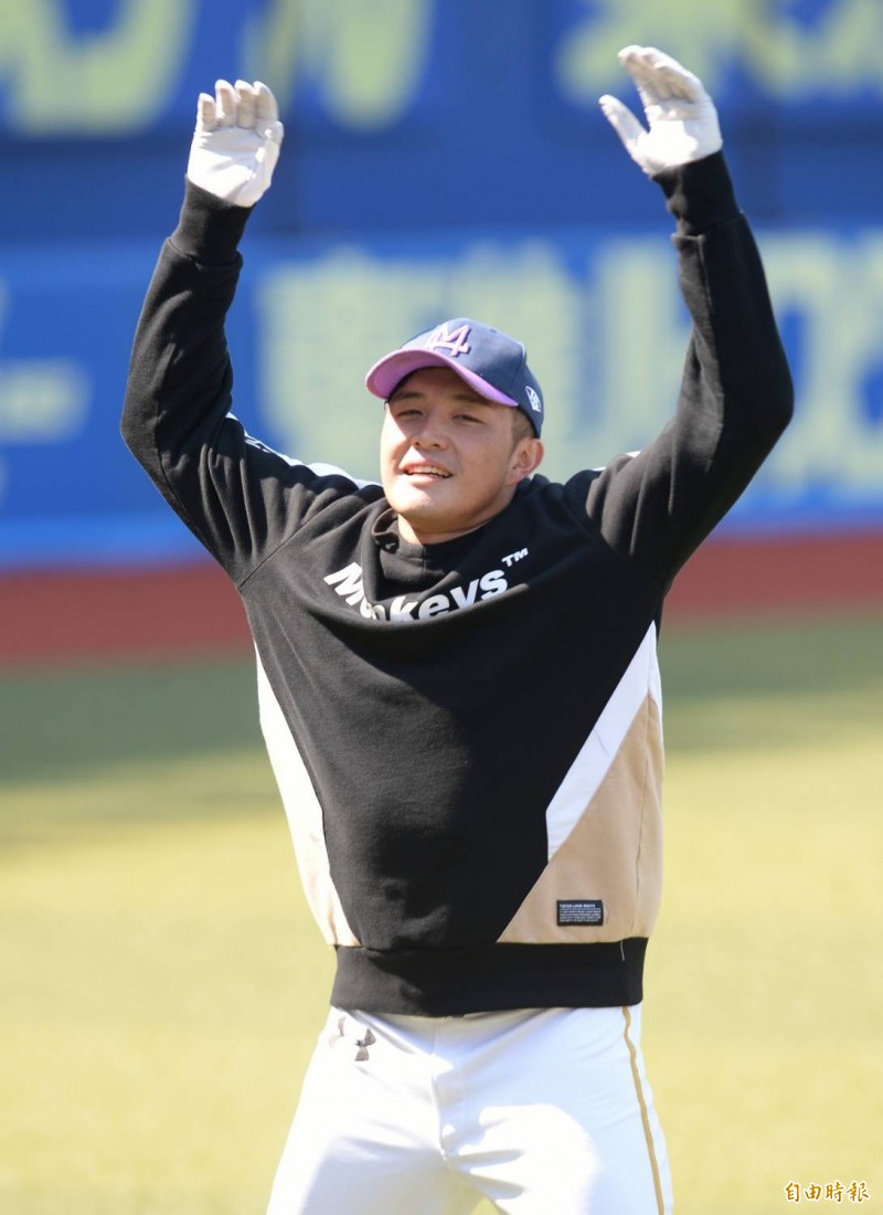 賴智垣待命，可能今天比賽後段登板。（特派記者林正堃攝）