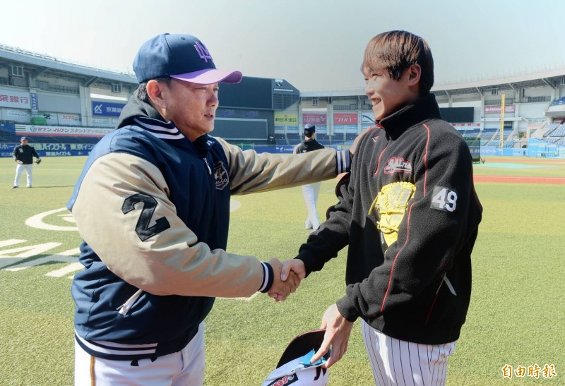陳冠宇跟洪總打招呼，笑說託Lamgio 之福，今天才能到一軍賽場。（特派記者林正堃攝）
