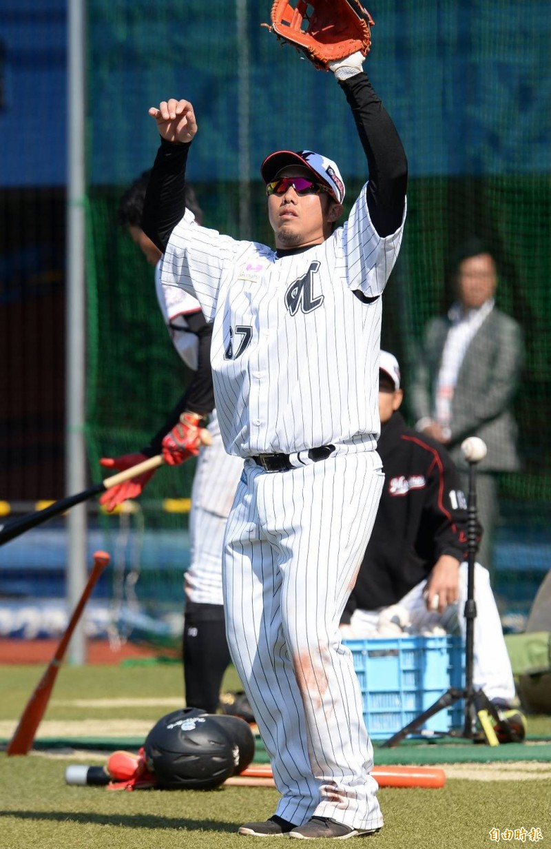 李杜軒賽前練球。（特派記者林正堃攝）