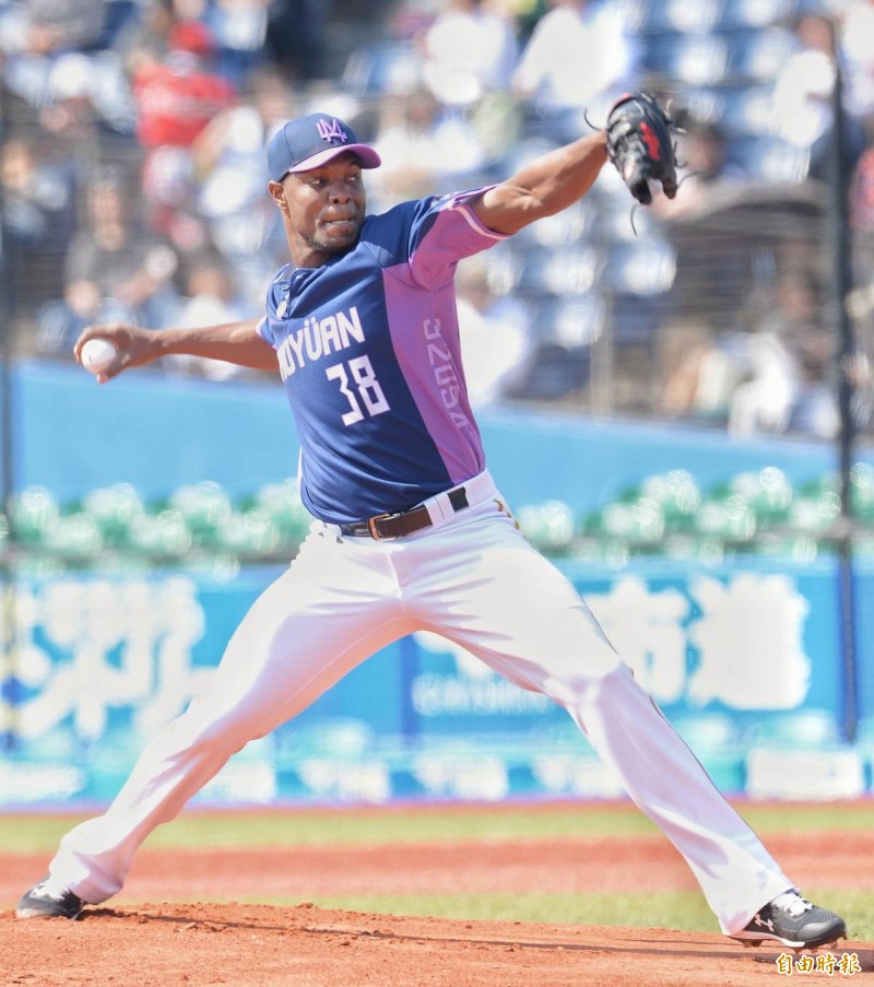 桃猿洋投李茲。（特派記者林正堃攝）