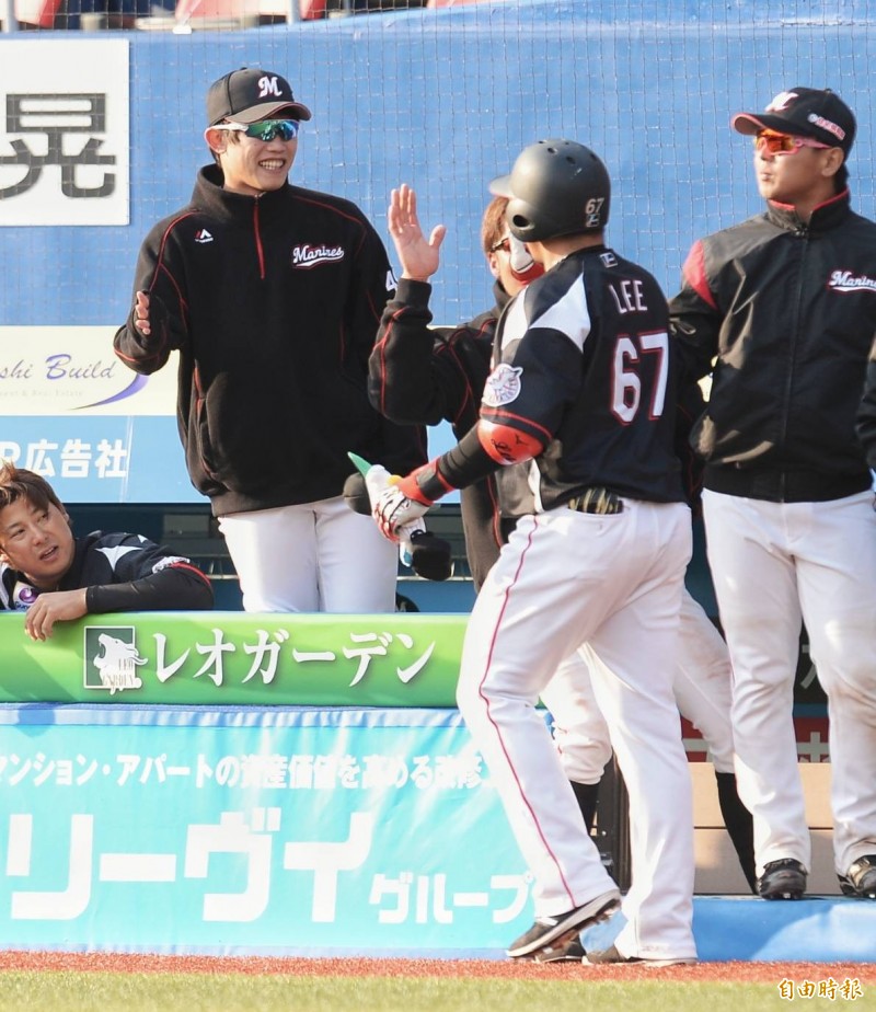 陳冠宇向轟出全壘打的李杜軒道賀。（特派記者林正堃攝）