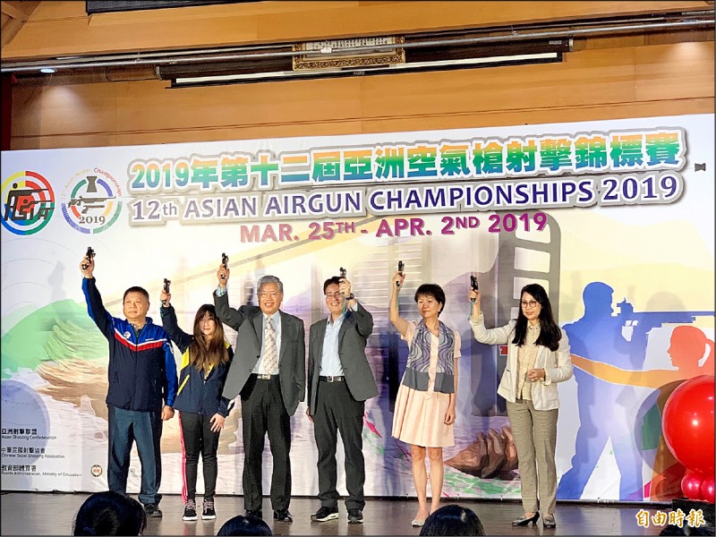 亞洲空氣射擊錦標賽將於3月27日至4月1日在桃園舉行,賽前記者會上吳佳穎(左二)鳴槍象徵點燃戰火。(記者吳孟儒攝) 亞洲空氣射擊錦標賽將於3月27日至4月1日在桃園舉行,賽前記者會上吳佳穎(左二)鳴槍象徵點燃戰火。(記者吳孟儒攝)