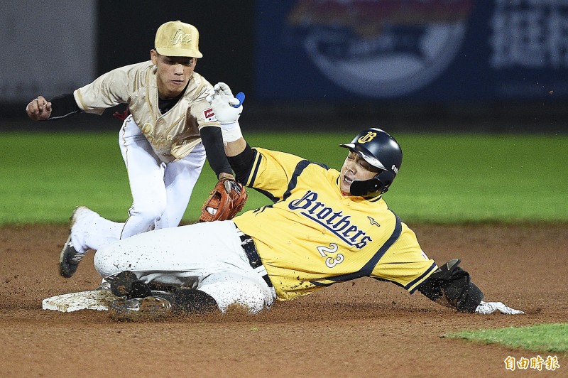 中信兄弟彭政閔（右）敲出安打，奮力跑到二壘。（記者陳志曲攝）