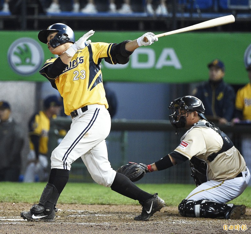 中信兄弟彭政閔敲出二壘安打。（記者陳志曲攝）