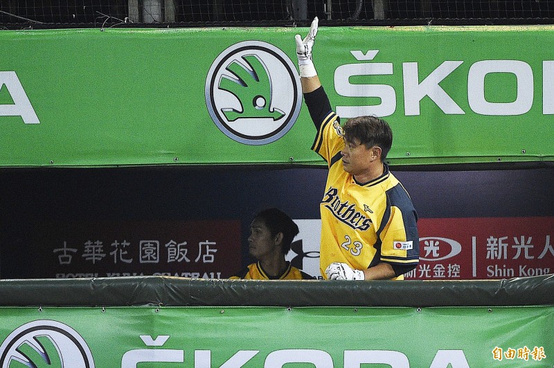 中信兄弟彭政閔向球迷揮手致意。（記者陳志曲攝）