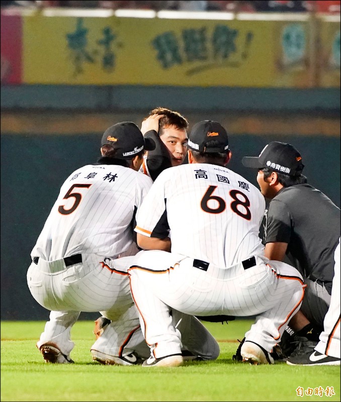 統一獅游擊手林祖傑（左二）7局上頭部遭隊友高國慶「暗算」傷退。（記者黃志源攝）