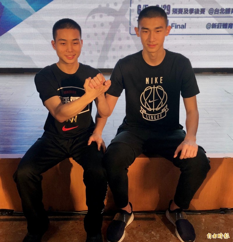 南山高中主控陳力生（左）及即將赴美求學的松山高中馬建豪（記者林岳甫攝）