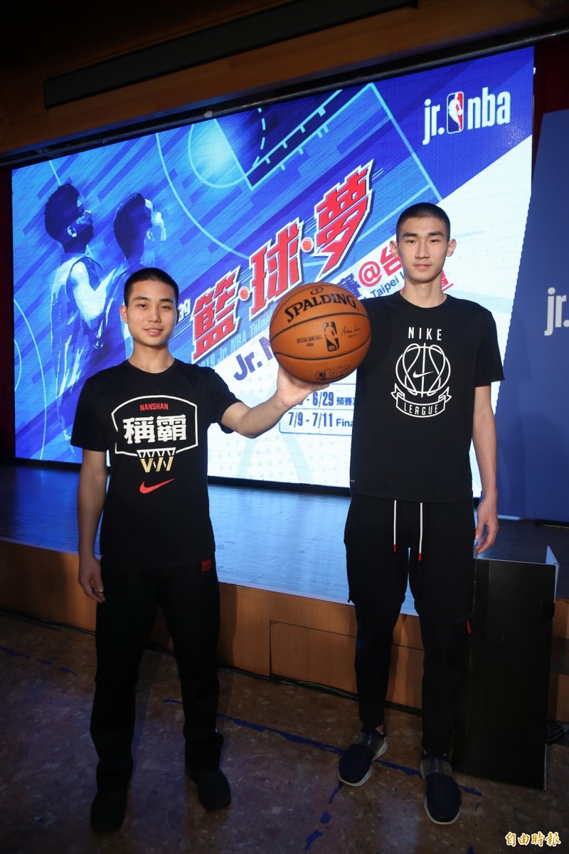南山高中主控陳力生（左）及即將赴美求學的松山高中馬建豪（記者林岳甫攝）