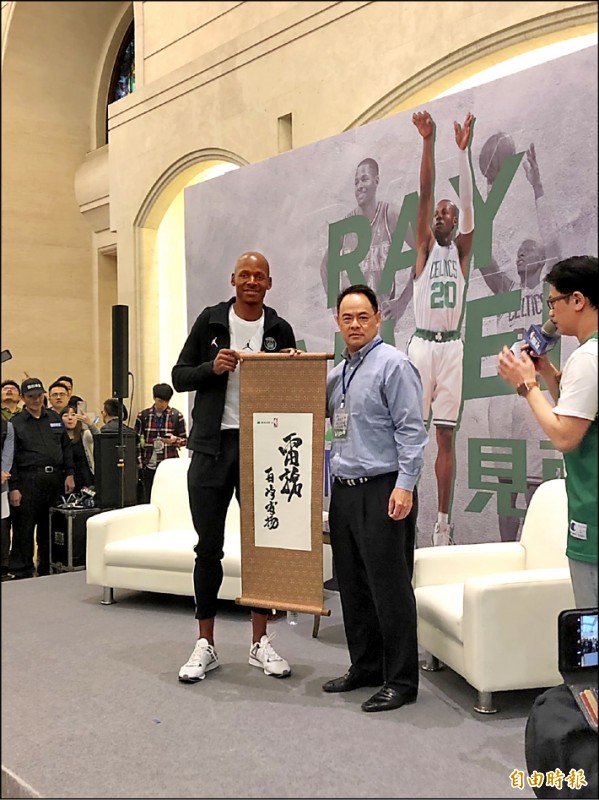 NBA傳奇射手「雷槍」艾倫本週旋風訪台。(圖左,記者粘藐云攝) NBA傳奇射手「雷槍」艾倫本週旋風訪台。(圖左,記者粘藐云攝)