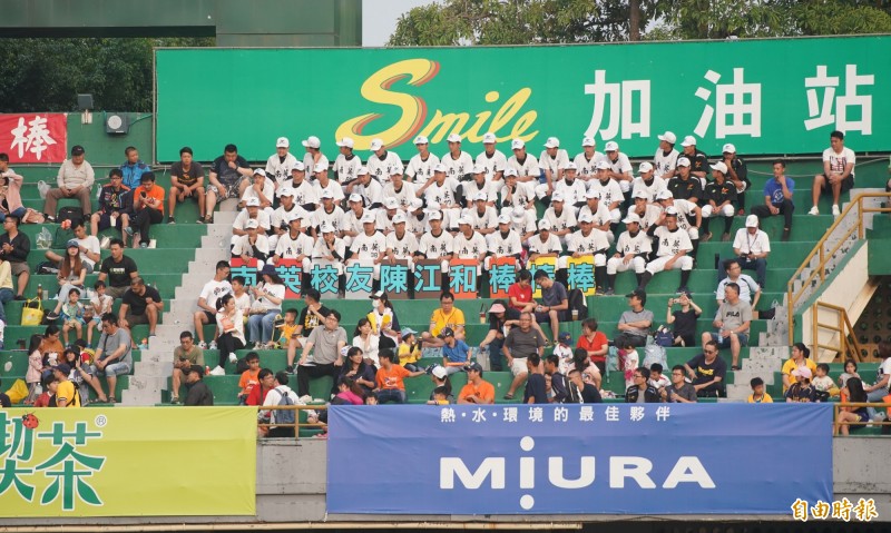 中信兄弟陳江和的南英學弟加油團。（記者黃志源攝）