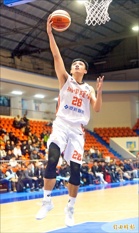 施晉堯決勝節投進關鍵三分球,堪稱這幾場系列賽的「MVP」。(記者林正堃攝) 施晉堯決勝節投進關鍵三分球,堪稱這幾場系列賽的「MVP」。(記者林正堃攝)