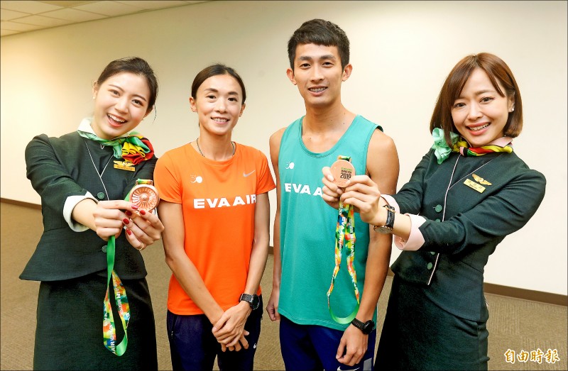 周庭印(右二)、謝千鶴(左二)號召國內、外路跑愛好者一起來跑半馬。(記者林正堃攝) 周庭印(右二)、謝千鶴(左二)號召國內、外路跑愛好者一起來跑半馬。(記者林正堃攝)