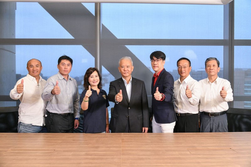 魏應充先生公布味全龍領隊、總教練，還特別邀請師母謝榮瑤一同出席。（頂新和德文教基金會提供）