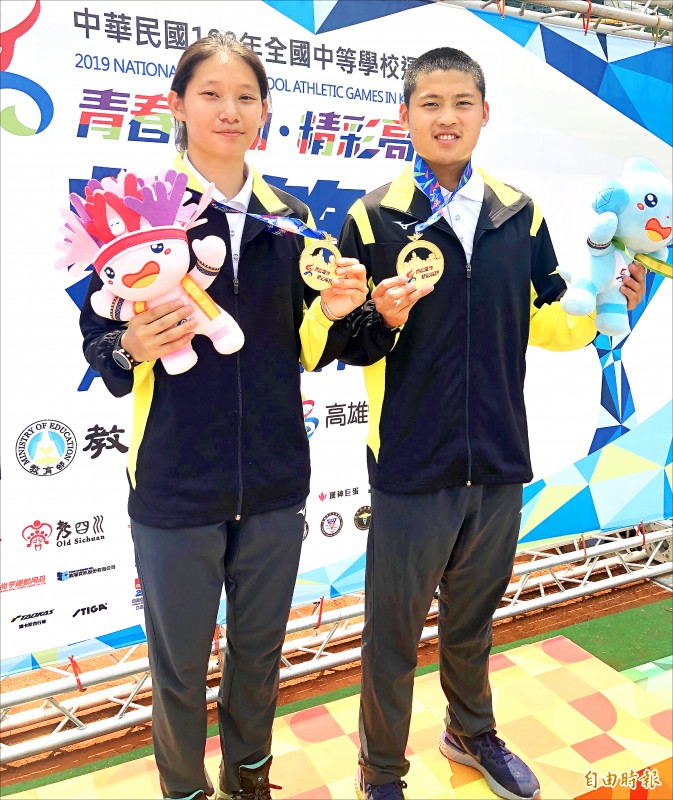 明德高中高二女將隋昀瑾(左)逆轉摘金,亞運國手「湯神」湯智鈞完封對手奪金。(記者林岳甫攝) 明德高中高二女將隋昀瑾(左)逆轉摘金,亞運國手「湯神」湯智鈞完封對手奪金。(記者林岳甫攝)