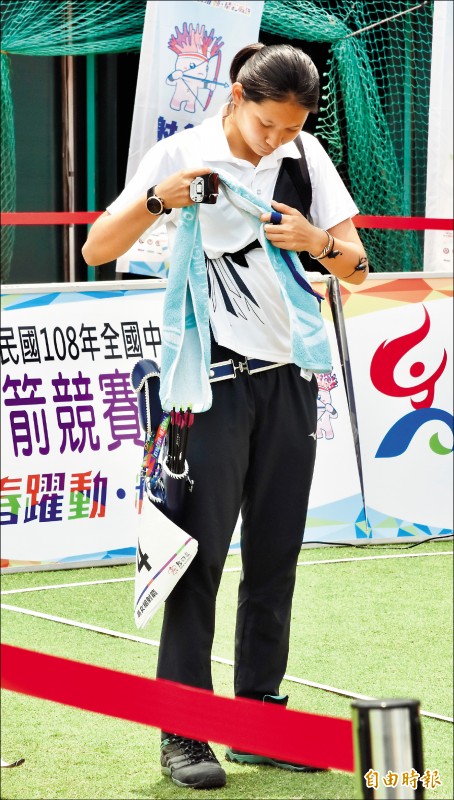 隋昀瑾拿出「幸運毛巾」擦拭汗水後,表現猶如神助。(記者林岳甫攝) 隋昀瑾拿出「幸運毛巾」擦拭汗水後,表現猶如神助。(記者林岳甫攝)