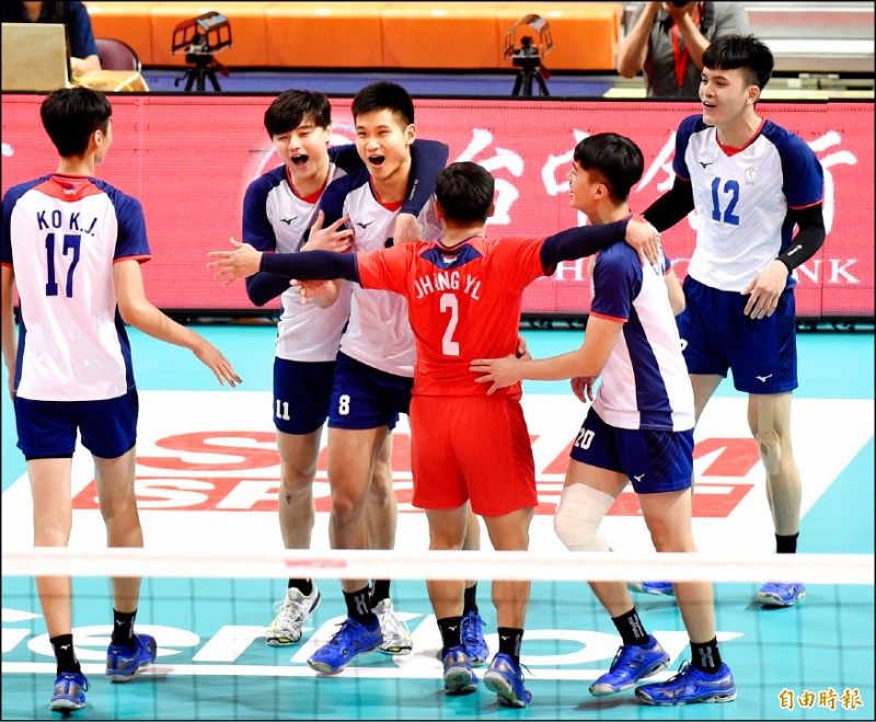 2019亞洲俱樂部排球賽26日繼續在台北舉行,中華隊出戰斯里蘭卡,中華隊相互加油打氣。(記者方賓照攝) 2019亞洲俱樂部排球賽26日繼續在台北舉行,中華隊出戰斯里蘭卡,中華隊相互加油打氣。(記者方賓照攝)