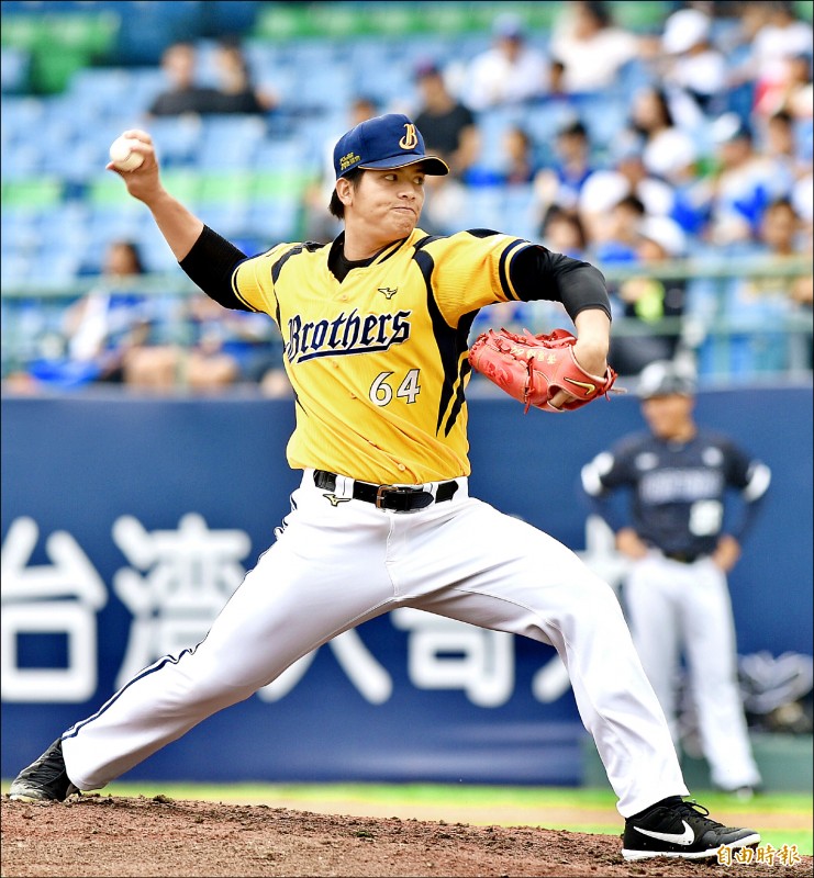 兄弟先發投手黃恩賜只差1個出局數，就能拿下本季第2勝，卻被換下場。（記者羅沛德攝）