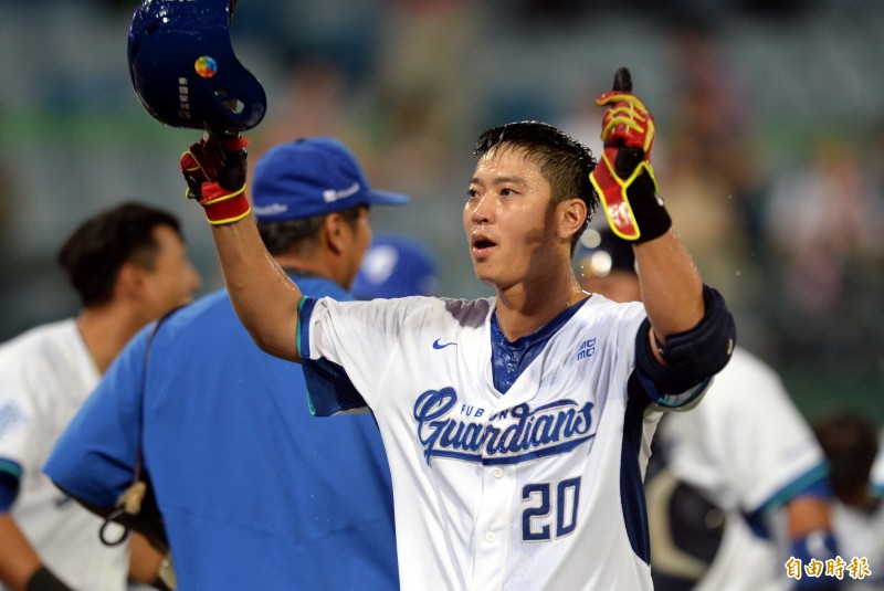 林宥穎敲再見安打。（記者林正堃攝）