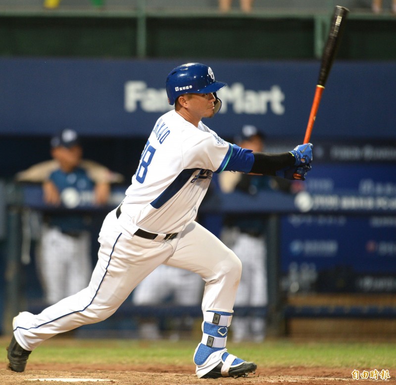 高國輝二壘安打開啟富邦打線攻勢。（記者林正堃攝）