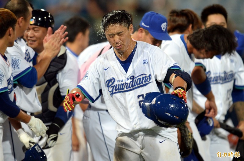 林宥穎敲再見安打。（記者林正堃攝）