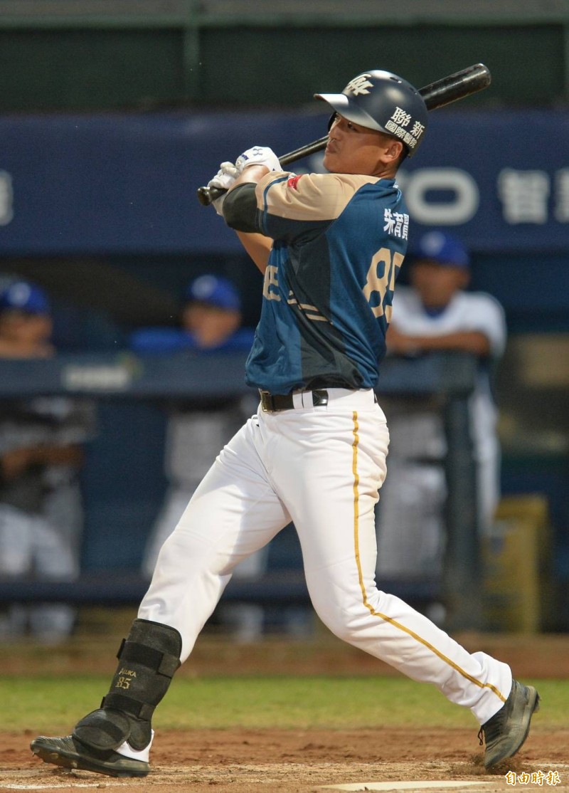 朱育賢手感火燙。（記者林正堃攝）