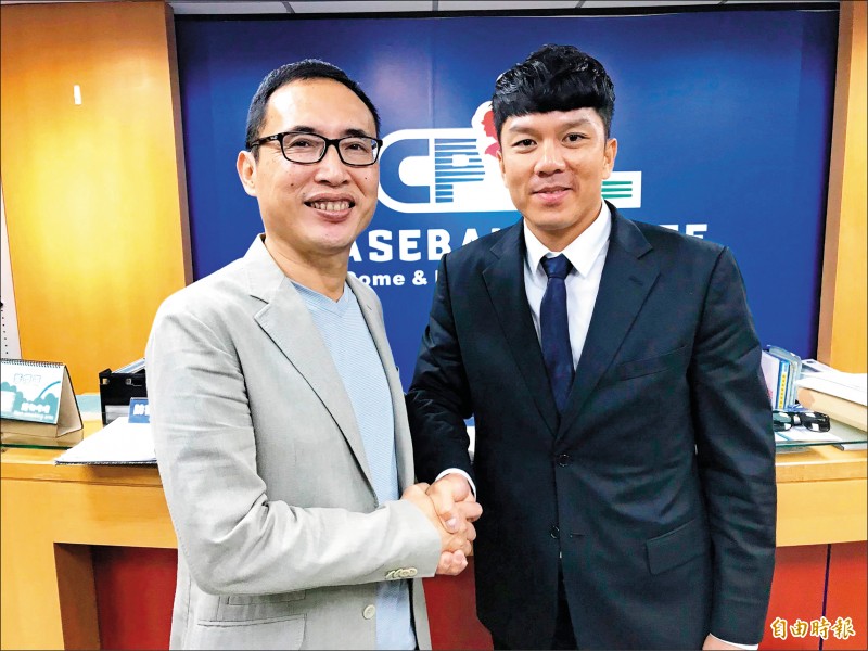 中信兄弟球員周思齊（右）與領隊劉志威（左）都對薪資仲裁過程滿意。（記者徐正揚攝）