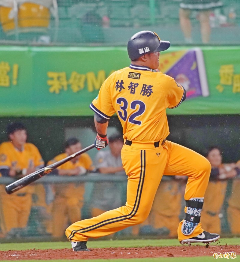 中信兄弟林智勝在３局上擊出１分打點一壘安打（記者黃志源攝）