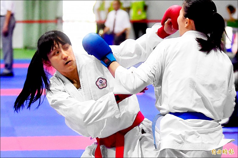 北市大谷筱霜(左)決賽擊敗對手,拿下全大運空手道女生組對打第二量級金牌。(記者廖耀東攝) 北市大谷筱霜(左)決賽擊敗對手,拿下全大運空手道女生組對打第二量級金牌。(記者廖耀東攝)