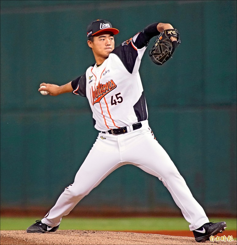 施子謙昨先發7局飆9K無失分，新人王本季首勝終於開張。（記者黃志源攝）