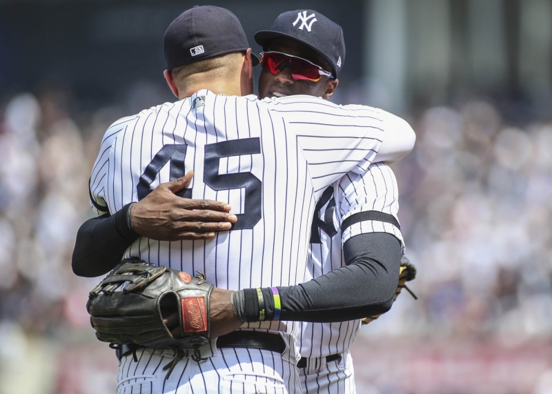 梅賓大秀精彩美技後，開心與隊友擁抱慶祝。（今日美國）