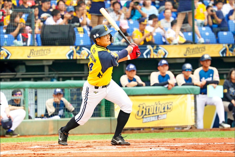 王勝偉9局下敲出再見安打，助兄弟3連戰橫掃桃猿，同時拿下6連勝。（中信兄弟提供）